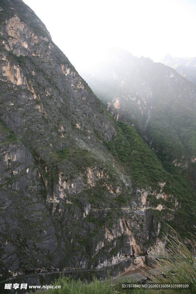 山间云雾缭绕的壮丽景色