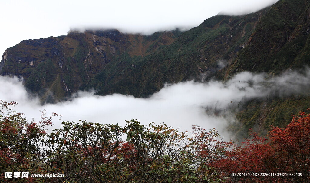 山间云雾缭绕的壮美景色