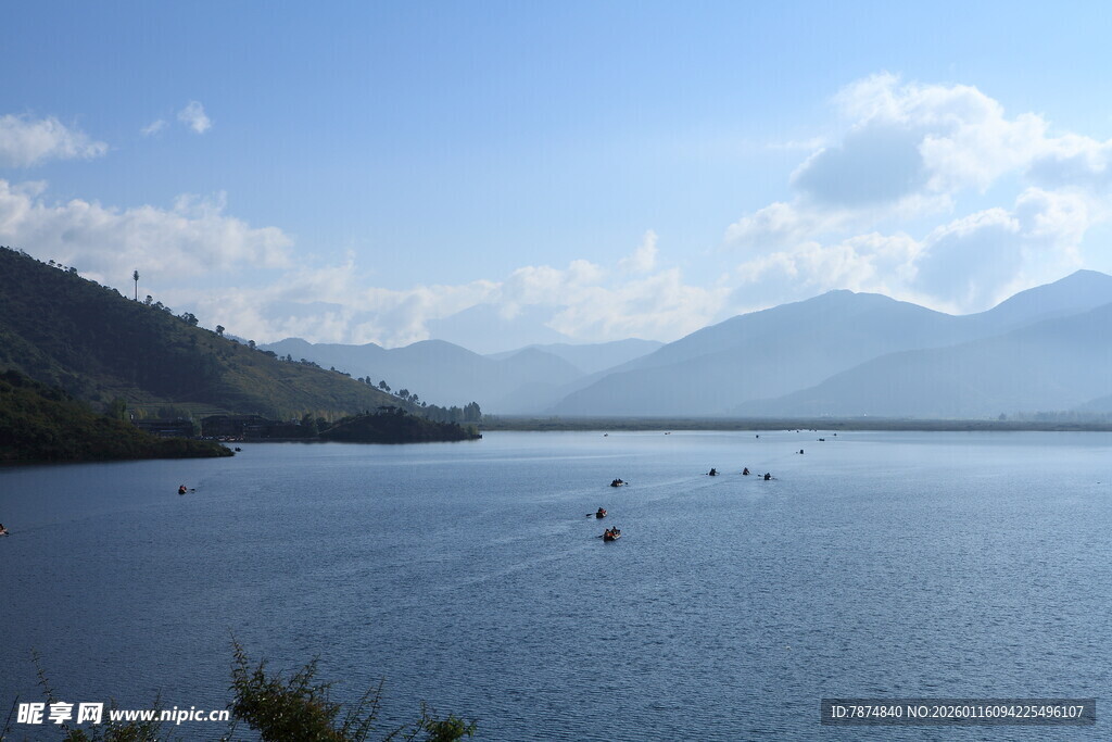 宁静湖畔的山水风光