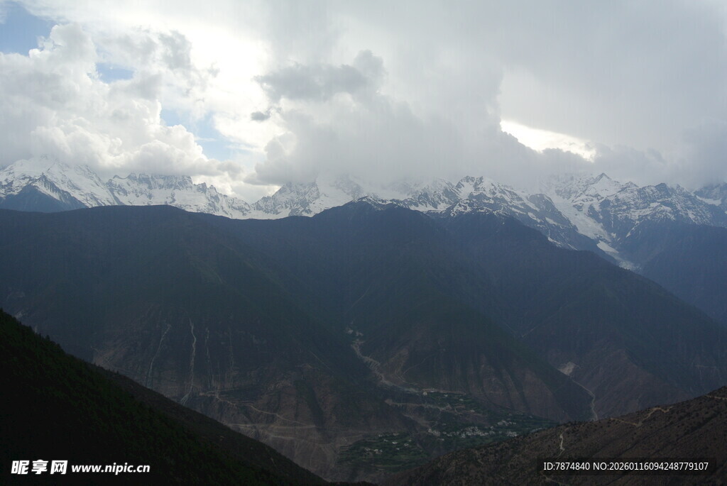 云雾缭绕的壮丽雪山景观