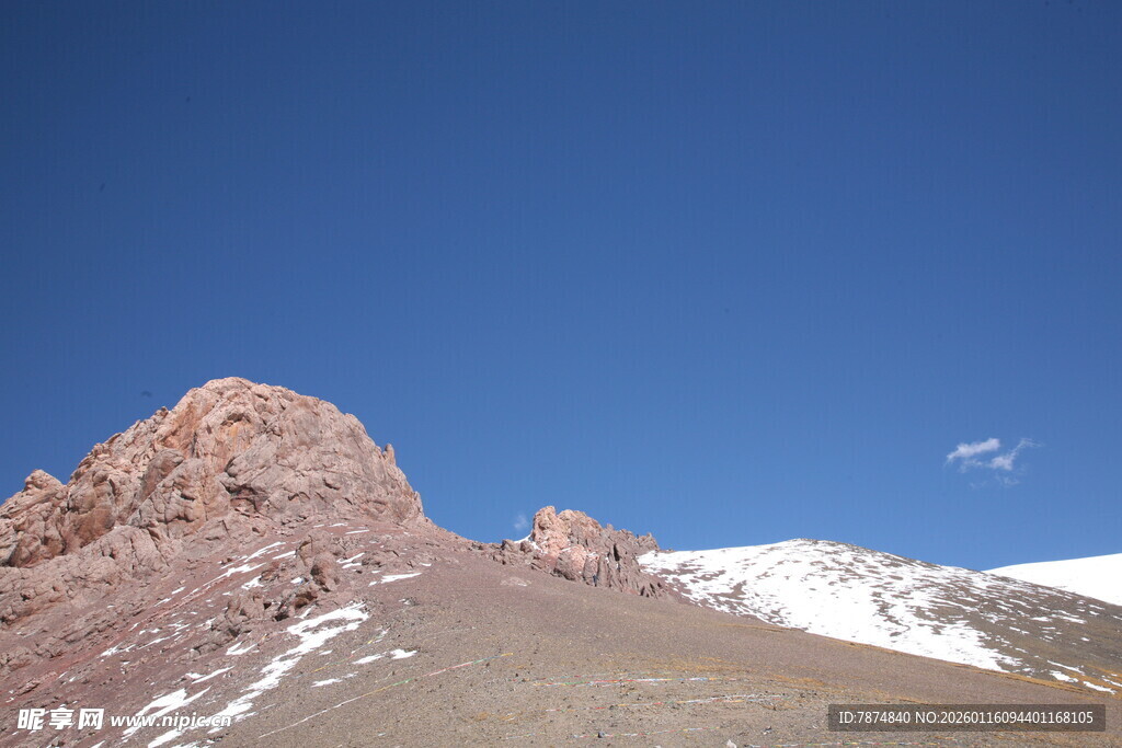 雪山旁的嶙峋山峰