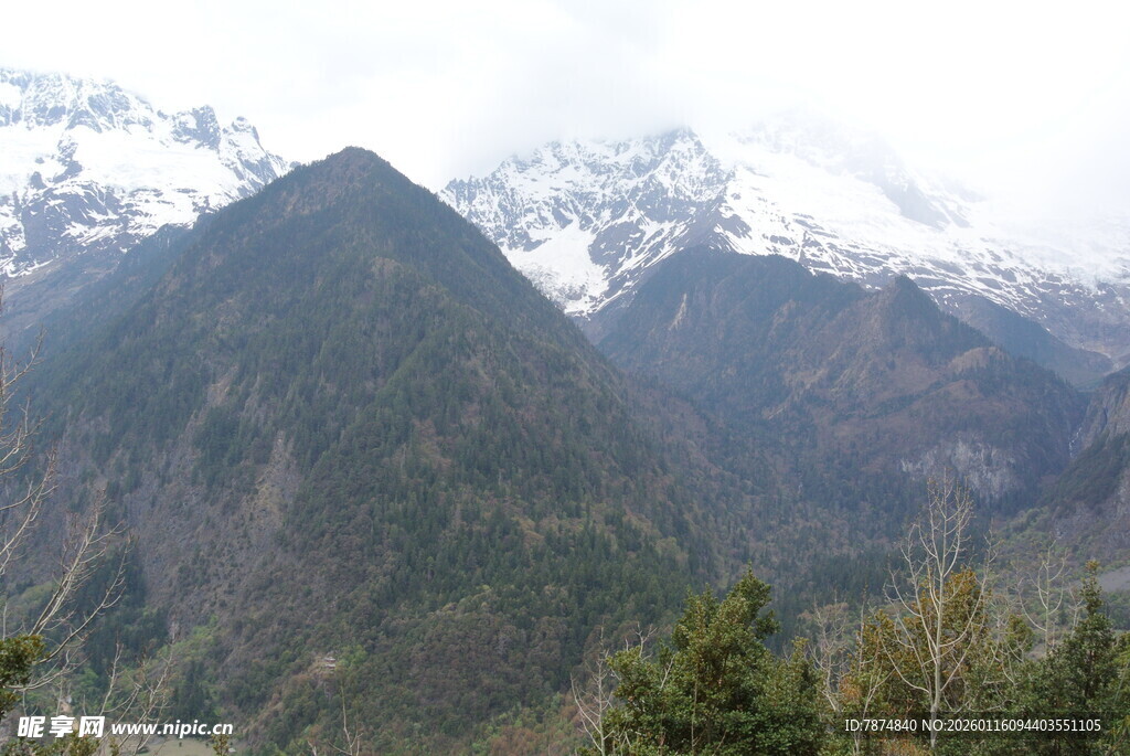 雪山下的壮丽山峦景色
