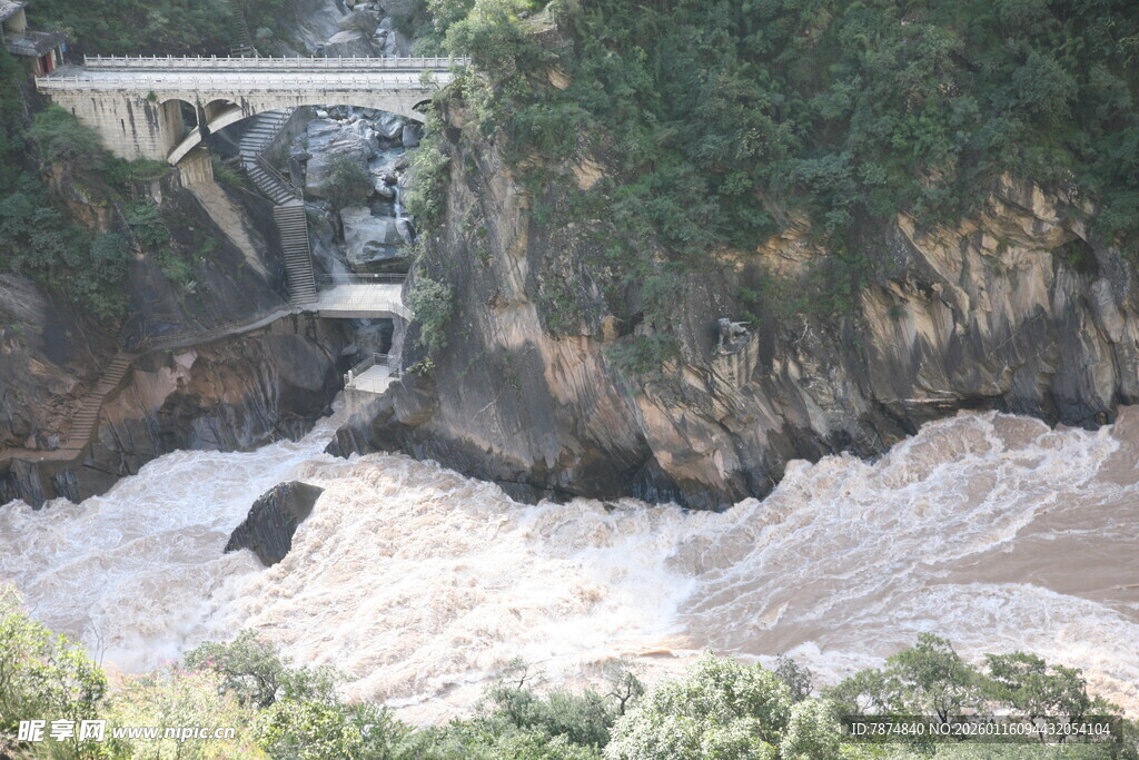 湍急河流上的桥梁与瀑布