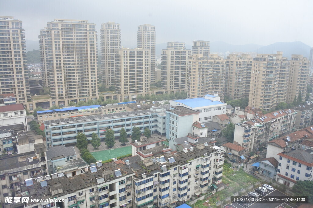 城市高楼与低矮建筑景观