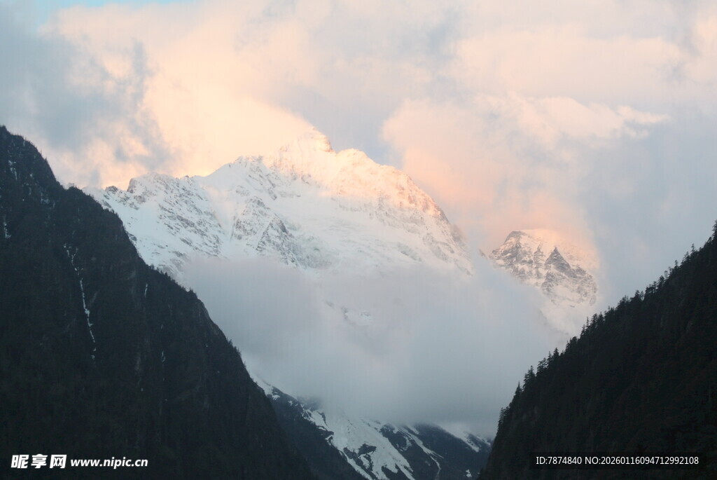 雪山云海壮丽景观