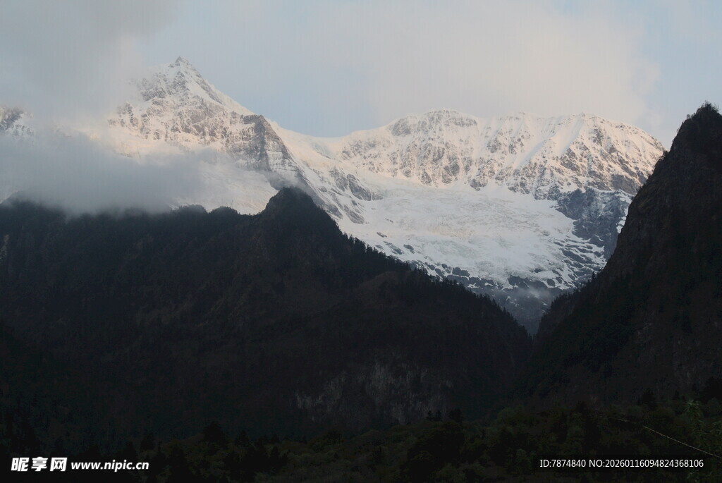 雪山壮丽景观