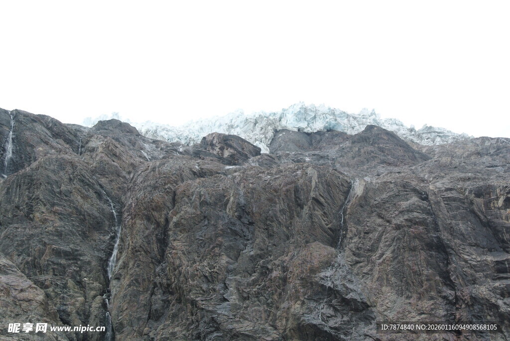 巍峨山脉 顶端覆雪