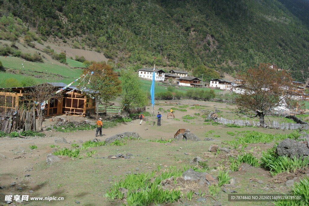 山间村落田园风光