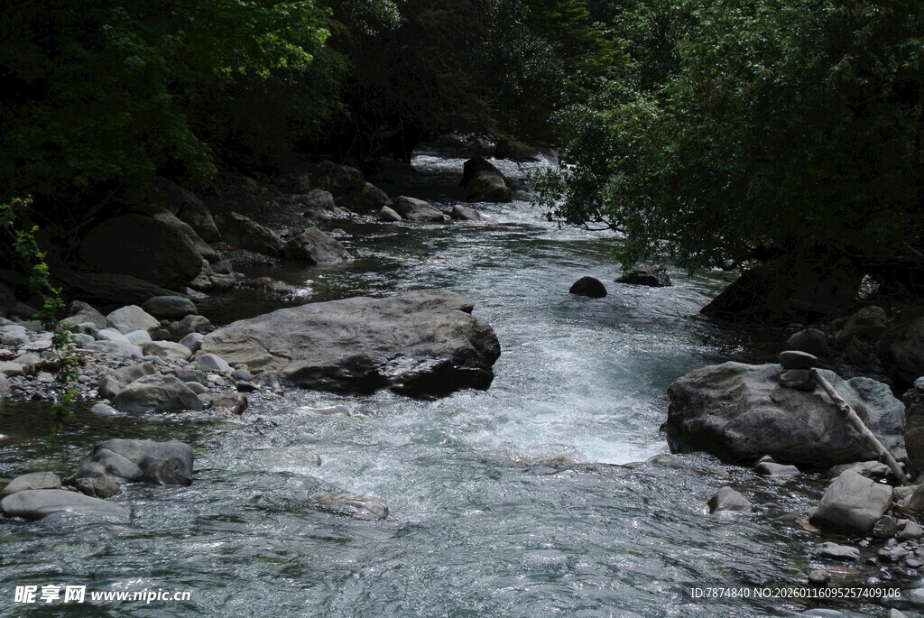 山间溪流潺潺