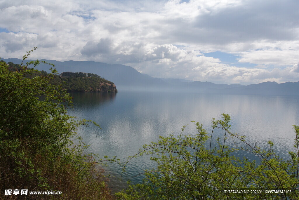 湖畔风光 山水相映成趣