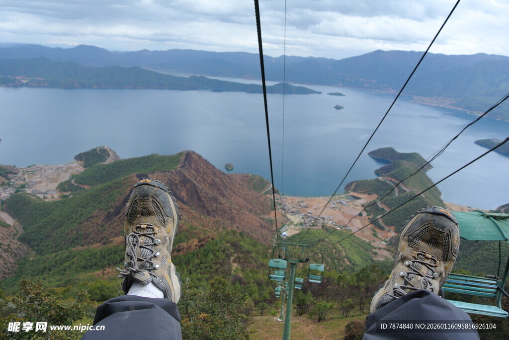 乘缆车俯瞰山水美景