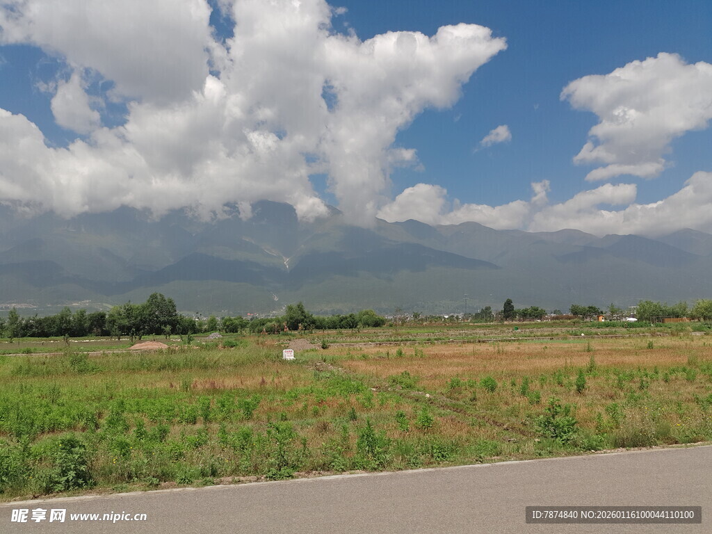 田野公路边的蓝天白云美景