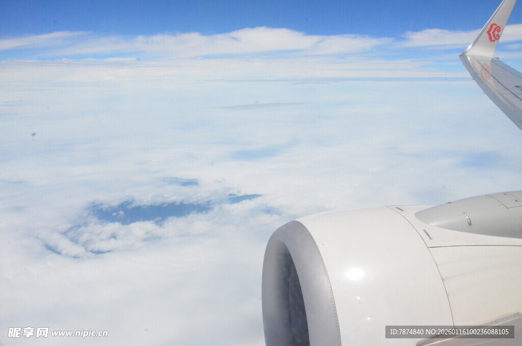 机窗外的云海与飞机引擎
