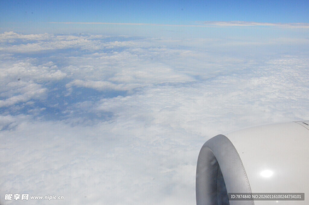 飞机窗外的云海与引擎
