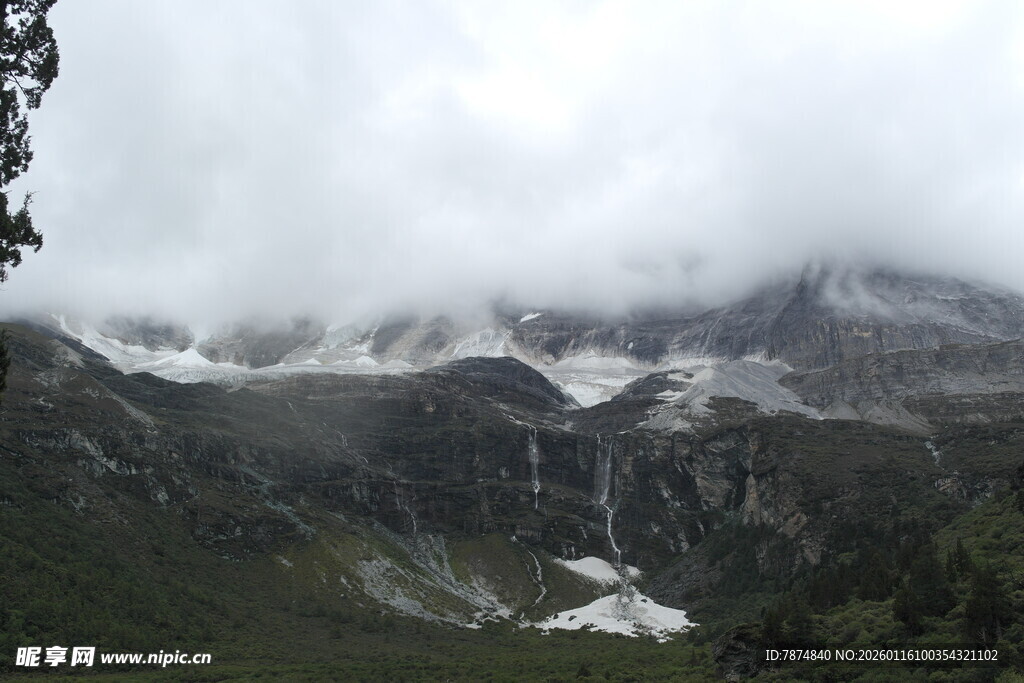 云雾缭绕的壮美山间景色
