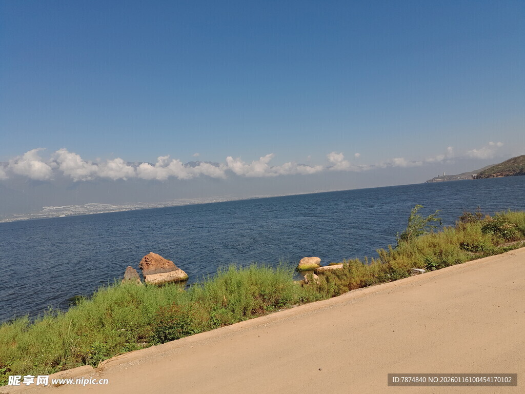 海边公路旁的辽阔蓝色水域