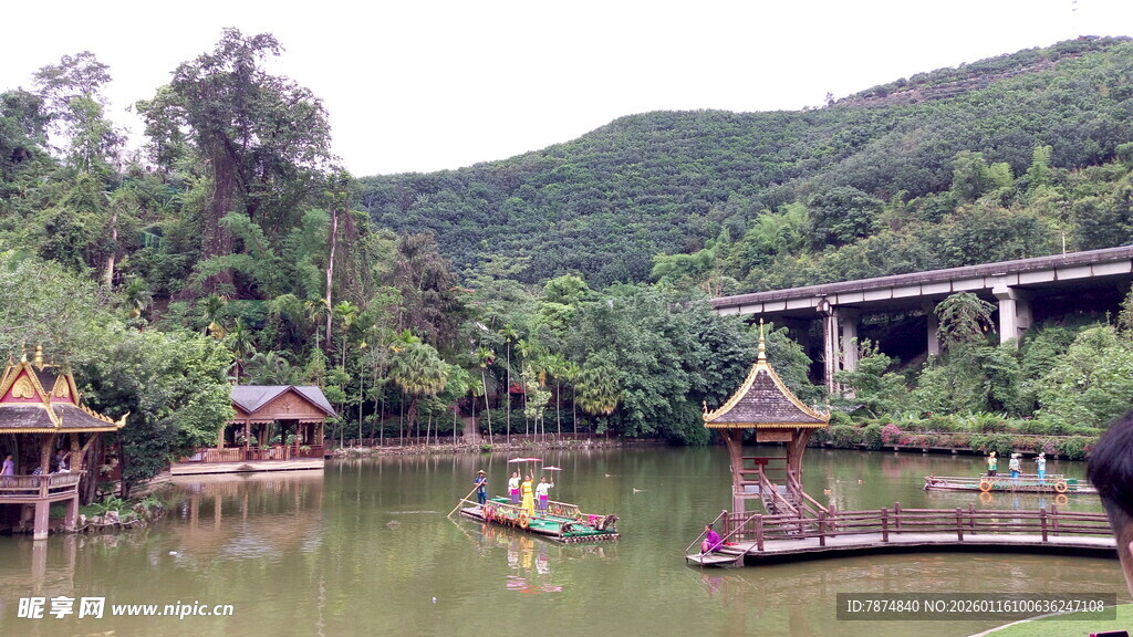 湖畔山间景 古朴小屋伴舟