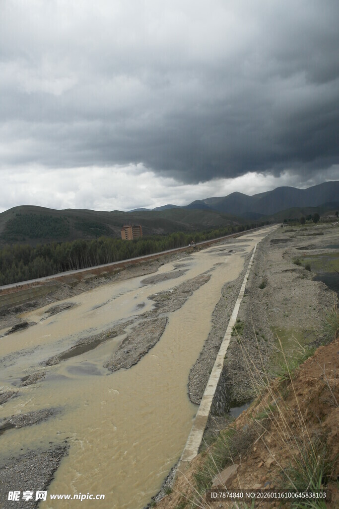 山间浑浊河流 天色阴沉