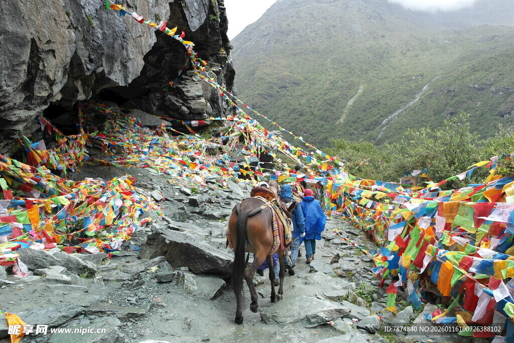山间经幡路 旅人骑马行
