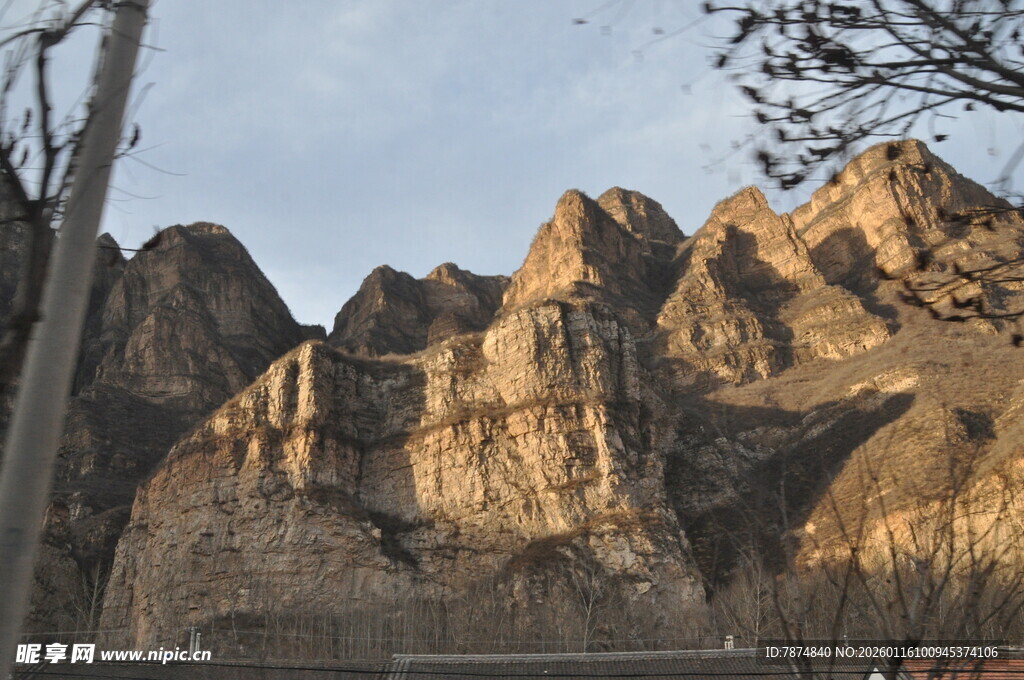 夕阳下的壮丽山峰