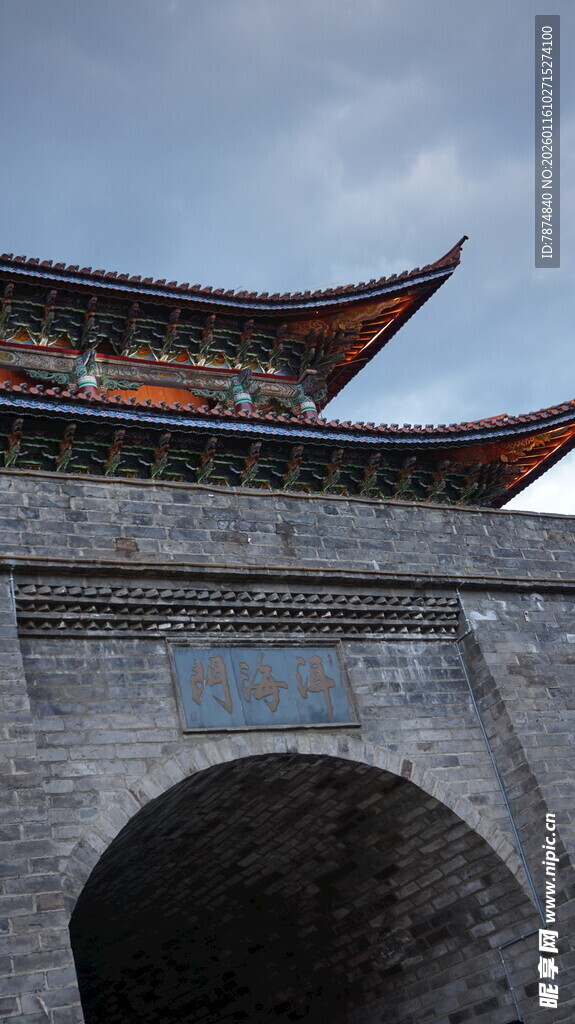 古风石桥上的中式飞檐建筑