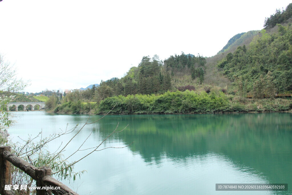 青山绿水间的宁静湖泊