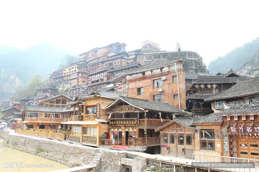 依山而建的传统木质村落