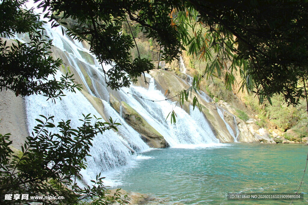 山间飞瀑下的碧绿潭水