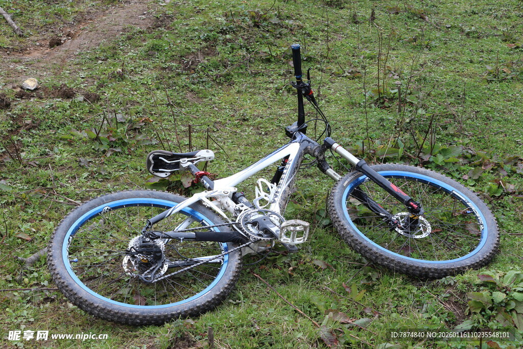 草地上的山地自行车