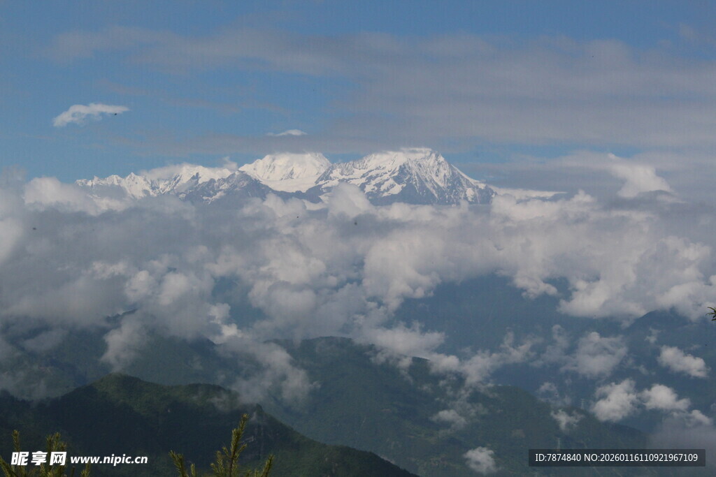 雪山云海壮丽自然景观