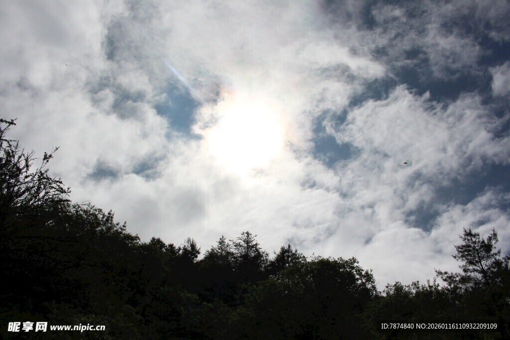 林间云隙间的阳光景象