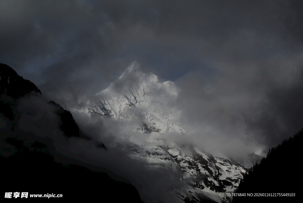 云雾缭绕的壮丽山峦