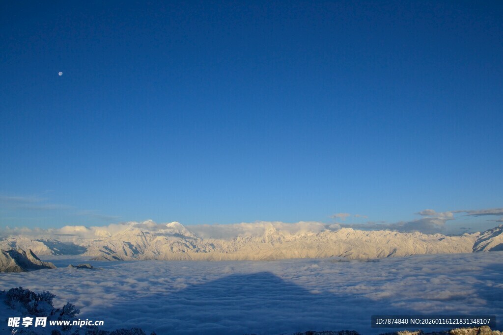 雪山蓝天美景