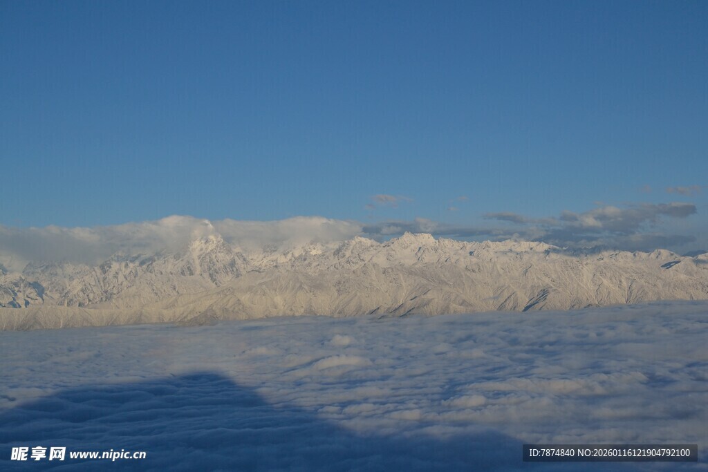 壮丽雪山远景