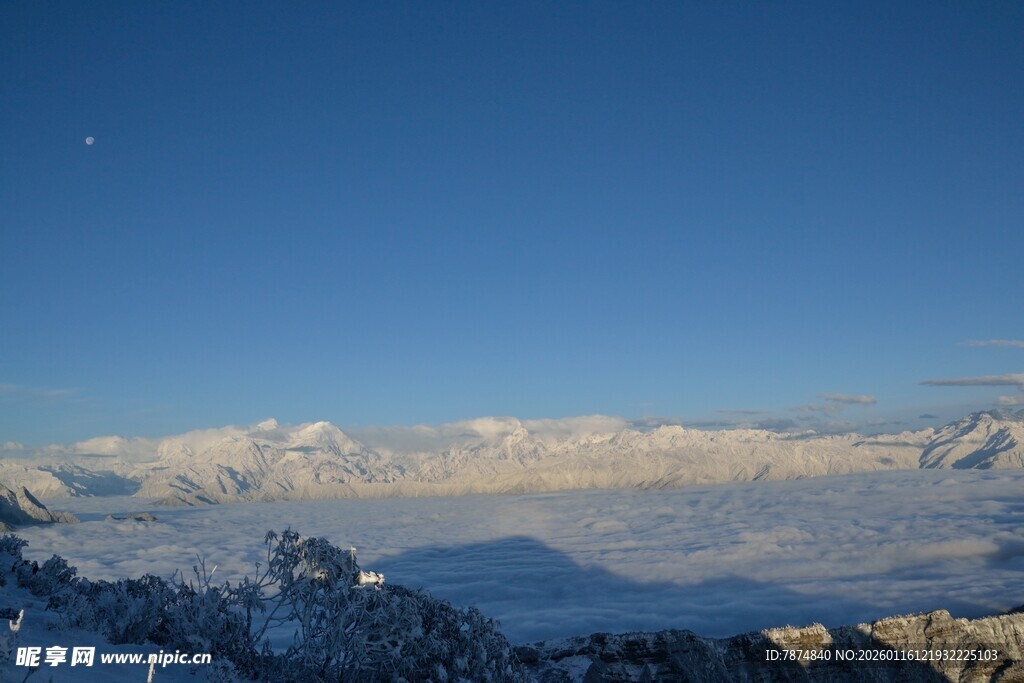 雪山壮丽蓝天美景