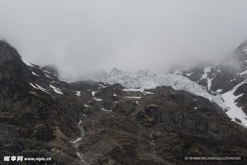 云雾缭绕的巍峨雪山