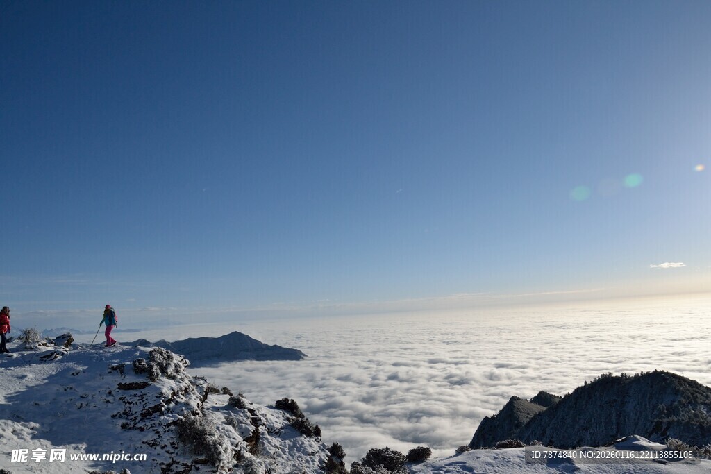 雪山之巅云海壮丽景观
