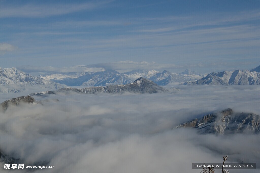 云海之上的壮丽雪山景观