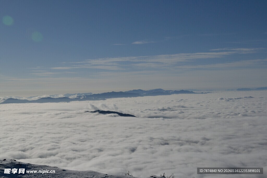 高空云海中的壮丽景观