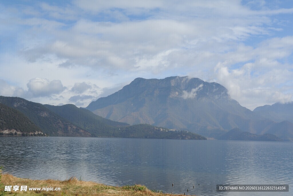 宁静湖景与远处山峦