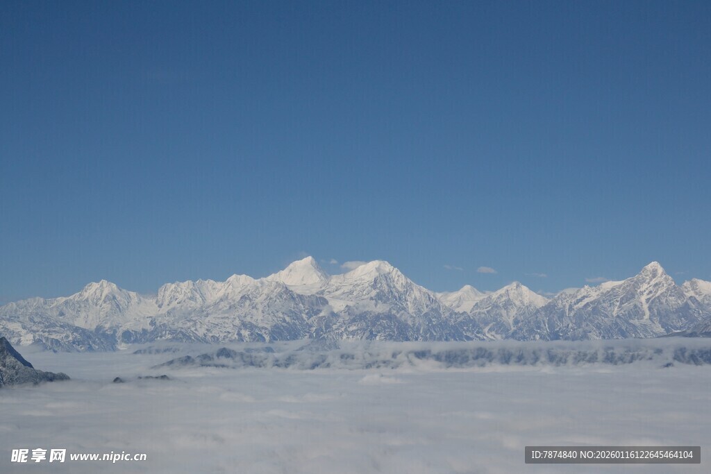 雪山云海壮丽景观