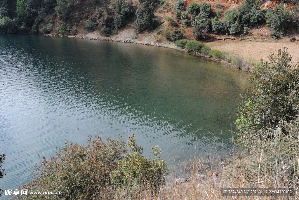 宁静湖畔的自然景致