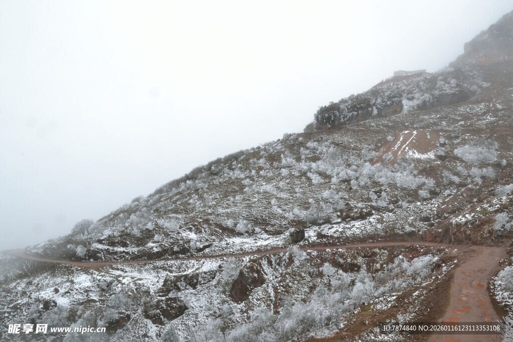 雪覆山路 尽显冬日景致