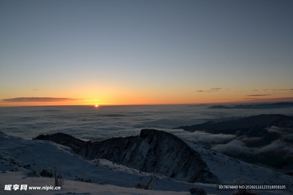 雪山之巅的壮丽日出