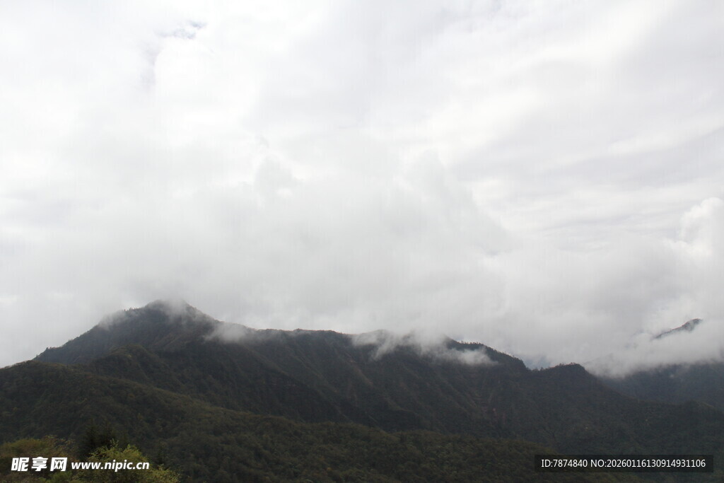云雾缭绕的山峦美景