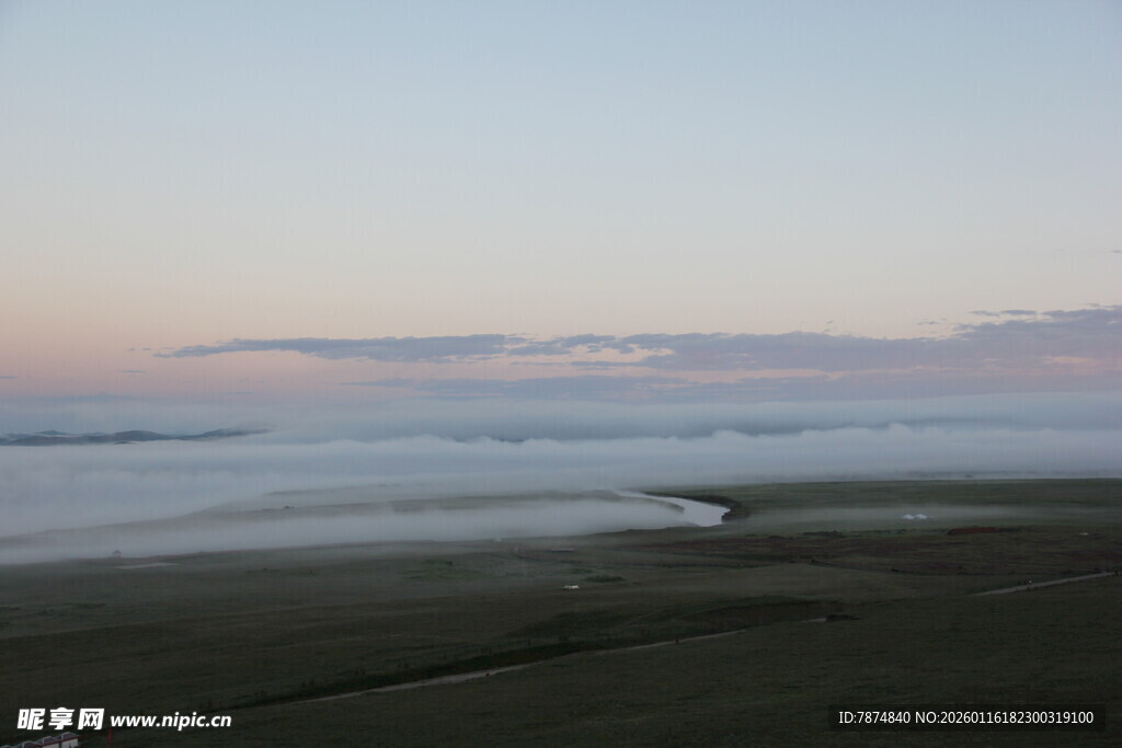 海边暮色下的宁静沙滩