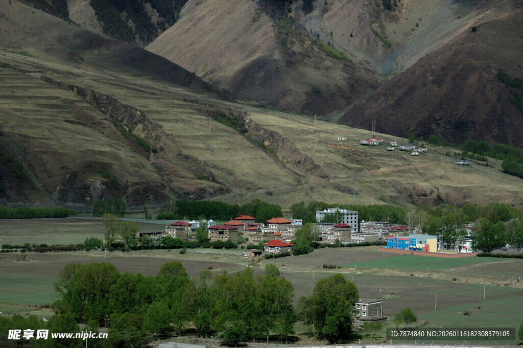 山谷中的多彩村落