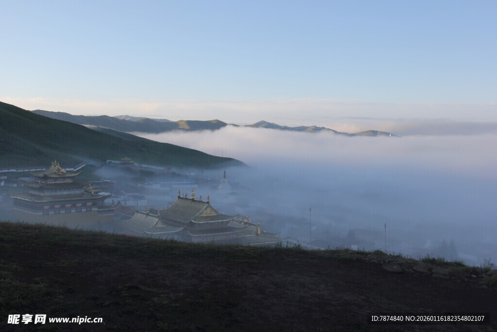 海边晨曦下的壮阔自然景观