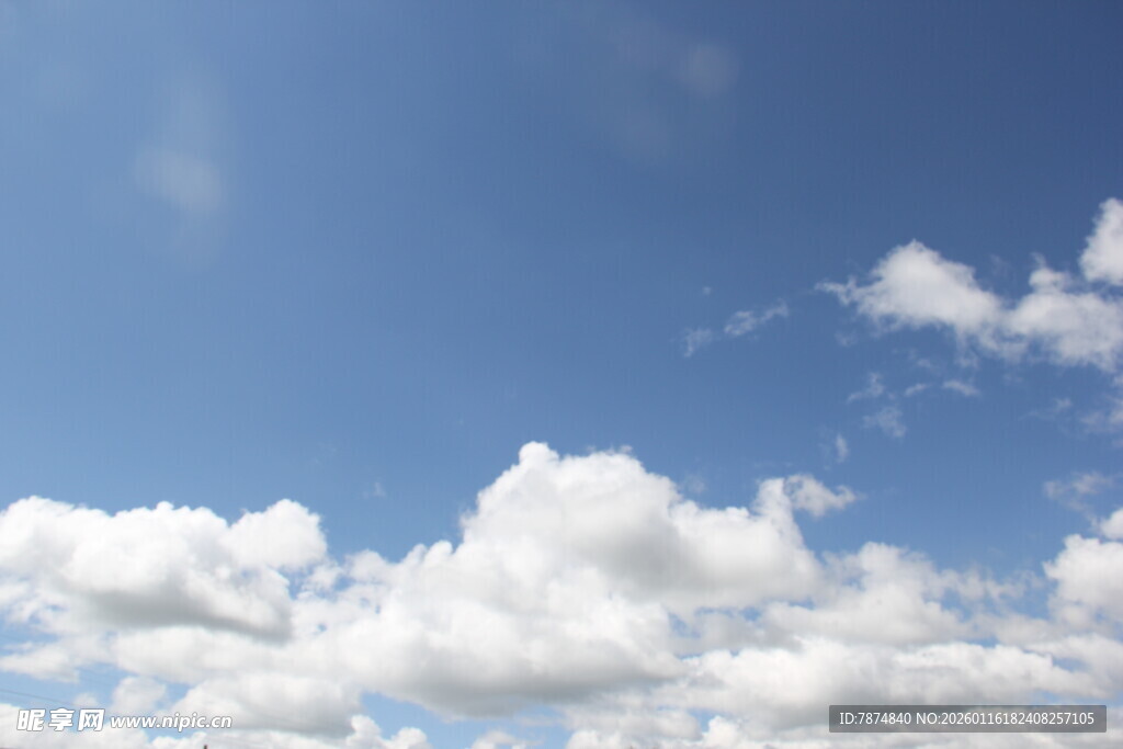 晴朗蓝天飘浮朵朵白云