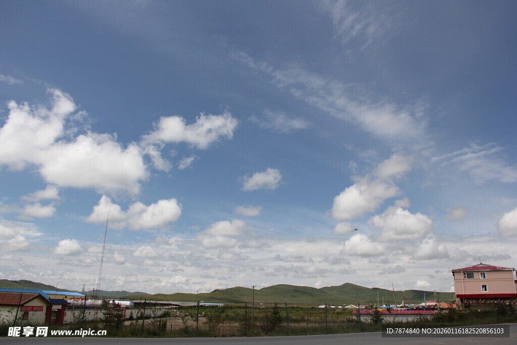 蓝天白云下的户外风景